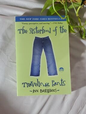 THE SISTERHOOD OF THE TRAVELING PANTS- FIRST EDITION 2001